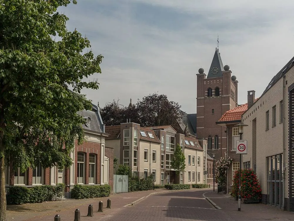 Gilze: Gilze, de Sint Petrus Bandenkerk in straatzicht positie2 GM0784WN005 foto7 2015-06-17 16.08